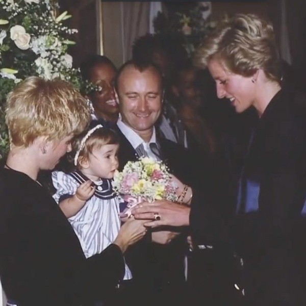 Foto: Reprodução/Twitter - Lily Collins em encontro com a Princesa Diana