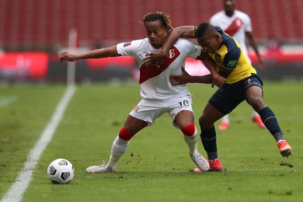 André Carillo disputa el balón en el último Ecuador-Perú. Foto: Getty