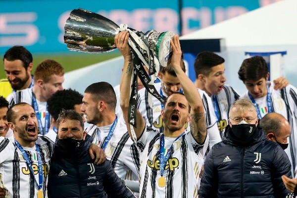 Leonardo Bonucci levantando la copa en la última edición. (Getty)