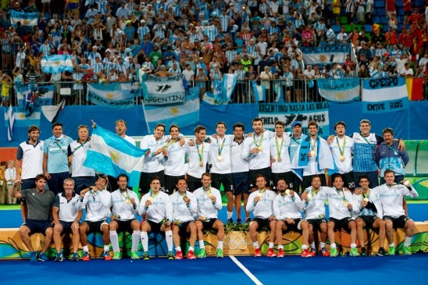 Retegui, con la bandera argentina, cuando ganó el oro en Río con Los Leones.