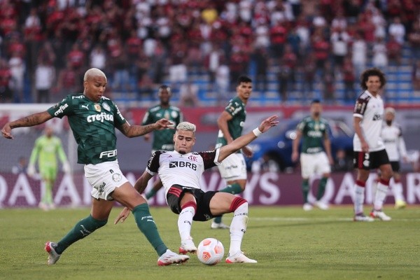 Foto: (Ettore Chiereguini/AGIF) - Deyverson, do Palmeiras, aproveita falha de Andreas Pereira, do Flamengo, para marcar o gol do título da Libertadores 2021