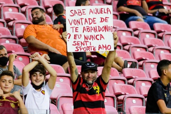 Foto: (Rafael Vieira/AGIF) - Torcedores do Sport seguem demonstrando que estão dispostos a ajudar o Leão a se reerguer