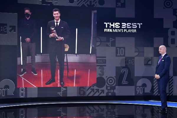 Lewandowski recibió el premio a la distancia. (Getty)