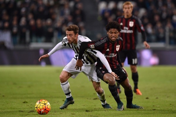 Luiz Adriano ante Claudio Marchisio en la Serie A. (Getty)