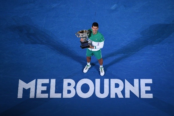 Djokovic con su trofeo de 2021. (Getty)