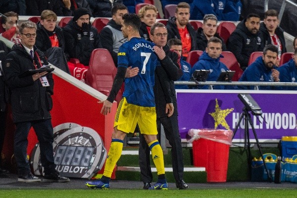 Futebol Saudita News on X: 🚨🚨🚨🚨🚨🚨🚨🚨 Cristiano Ronaldo saiu de  campo bastante irritado, e jogou água em um cameraman que o estava  filmando, pedindo para que o mesmo se retirasse dali   /