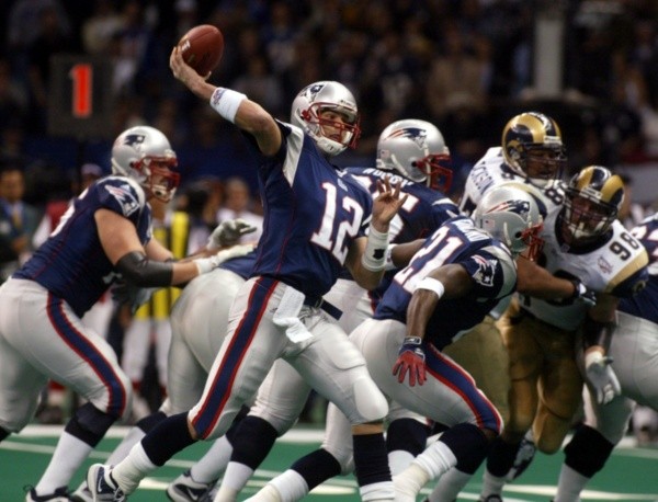 Tom Brady con Patriots en Super Bowl XXXVI ante Rams (Getty Images)