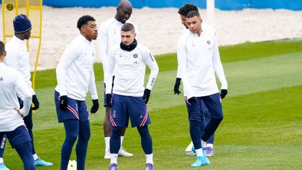 Kylian Mbappé, junto a Verratti y Kimpembe en una práctica de PSG