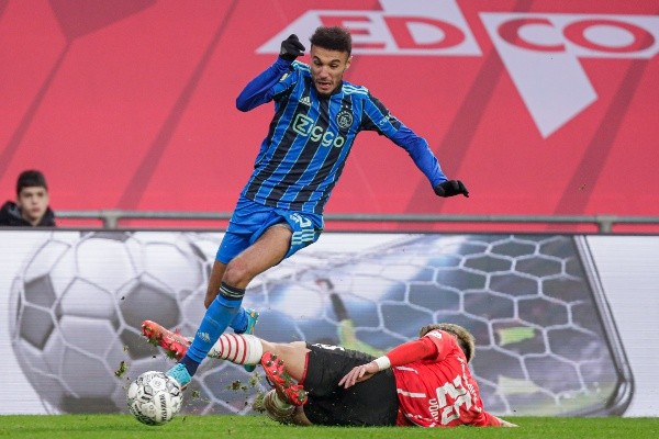 Mazraoui en el clásico ante PSV. (Getty)