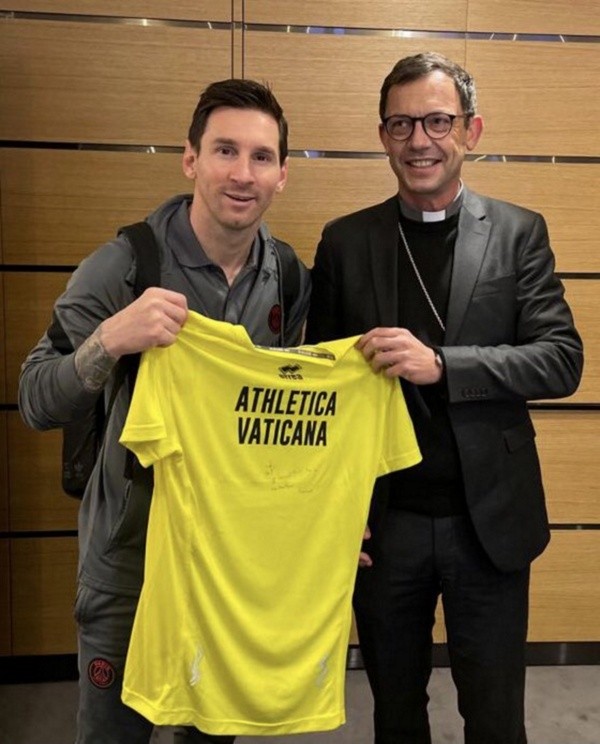 Messi recibe el regalo del Papa Fransisco (Twitter: EGobilliard)