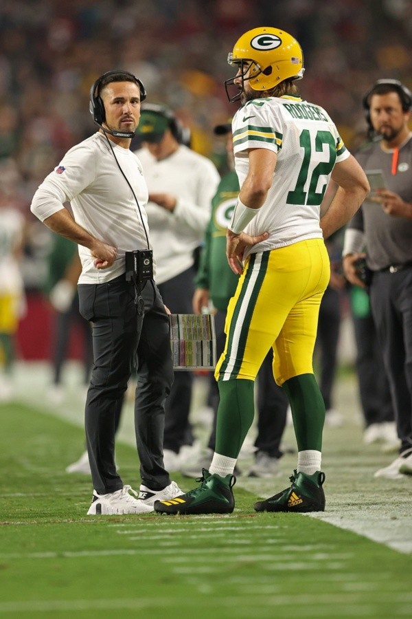 El entrenador Matt LaFleur conversando con Aaron Rodgers (Getty Images)