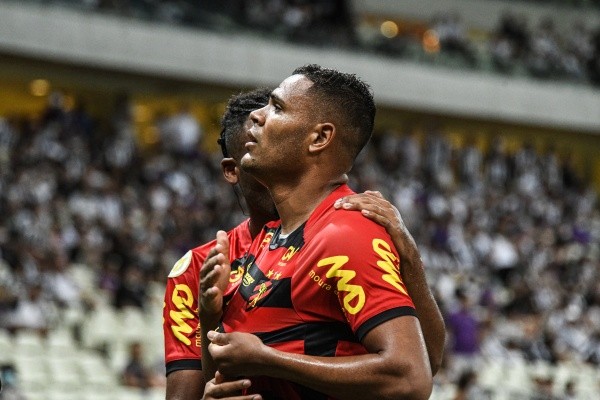Foto; Kely Pereira/AGIF - Mikael deixa o Sport com hat-trick sobre o rival Náutico pela Copa do Nordeste