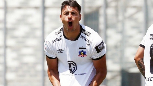 Iván Morales con la playera de Colo Colo