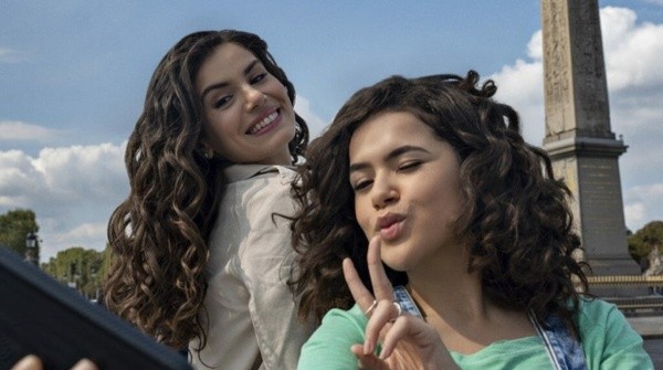 Camila Queiroz e Maísa Silva na série - Foto: Netflix