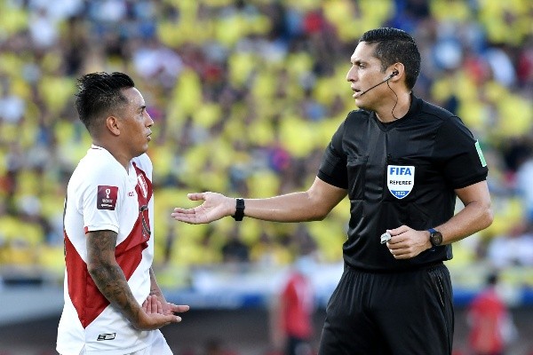 Christian Cueva con el árbitro frente a Colombia. Foto: Getty