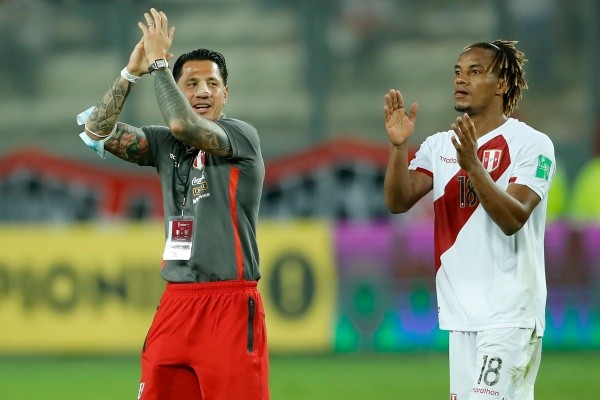 Gianluca Lapadula y André Carrillo aplauden al público en el Estadio Nacional. Foto: Getty