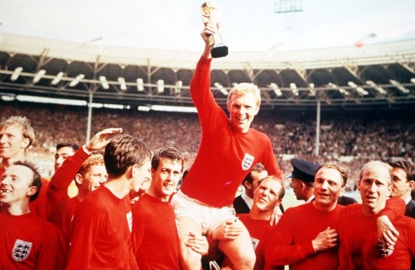 Bobby Moore levantando la copa. (Getty)