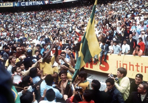 Pelé alzando la copa en México 1970. (Getty)