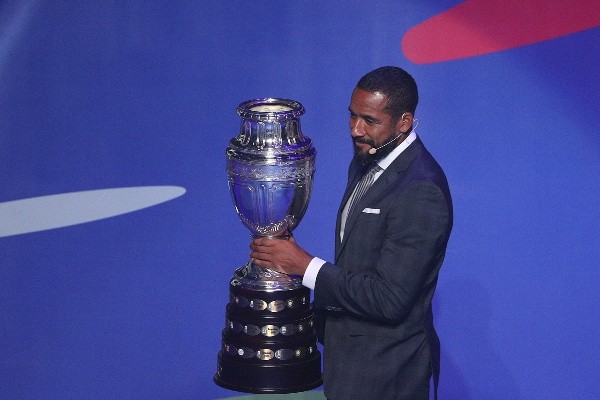 RIO DE JANEIRO, BRAZIL - JANUARY 24: Chile National Football team Player Jean Beausejour presents the Copa America Trophy during the Copa America 2019 Official Draw at Cidade das Artes on January 24, 2019 in Rio de Janeiro, Brazil. (Photo by Buda Mendes / Getty Images) *** Local Caption *** Jean Beausejour-Not Released (NR)