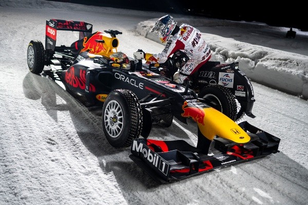 Max Vertappen corriendo en el hielo con la 1 en el monoplaza (Red Bull Content Pool)