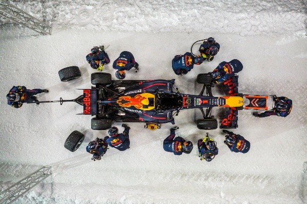 El monoplaza de Verstappen con la 1 y sus mecánicos (Red Bull Content Pool)