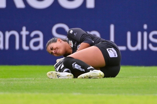 Stefani Jiménez, portera de San Luis, en el suelo (Imago 7)