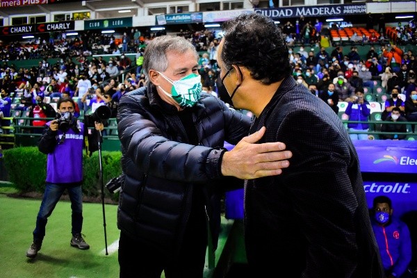 Ariel Holan saluda a Juan Reynoso (Imago 7)