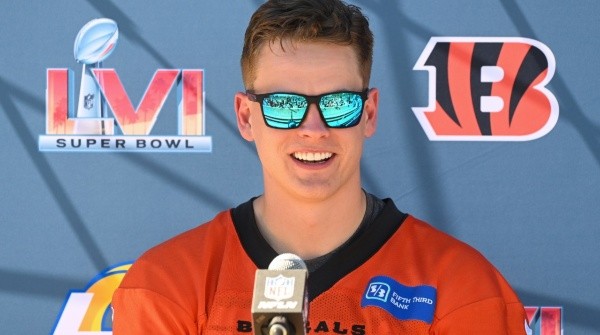 Ben Baby on X: Bengals QB Joe Burrow copped some new ice this offseason.  The latest addition? A 41 mm Cartier Santos covered in black diamond. (via  IG/leofrost)  / X