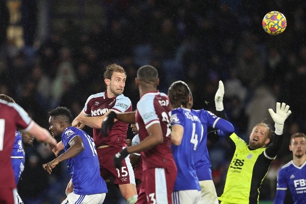 La pelota tras chocar el hombro de Dawson (Getty)