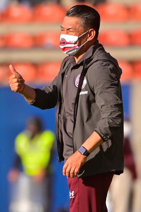 Nacho Ambriz, disconforme con el juego de su equipo (Imago 7)