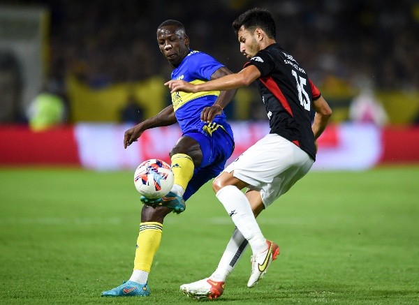 Luis Advíncula con Boca Juniors ante Colón de Santa Fe. Foto: Getty