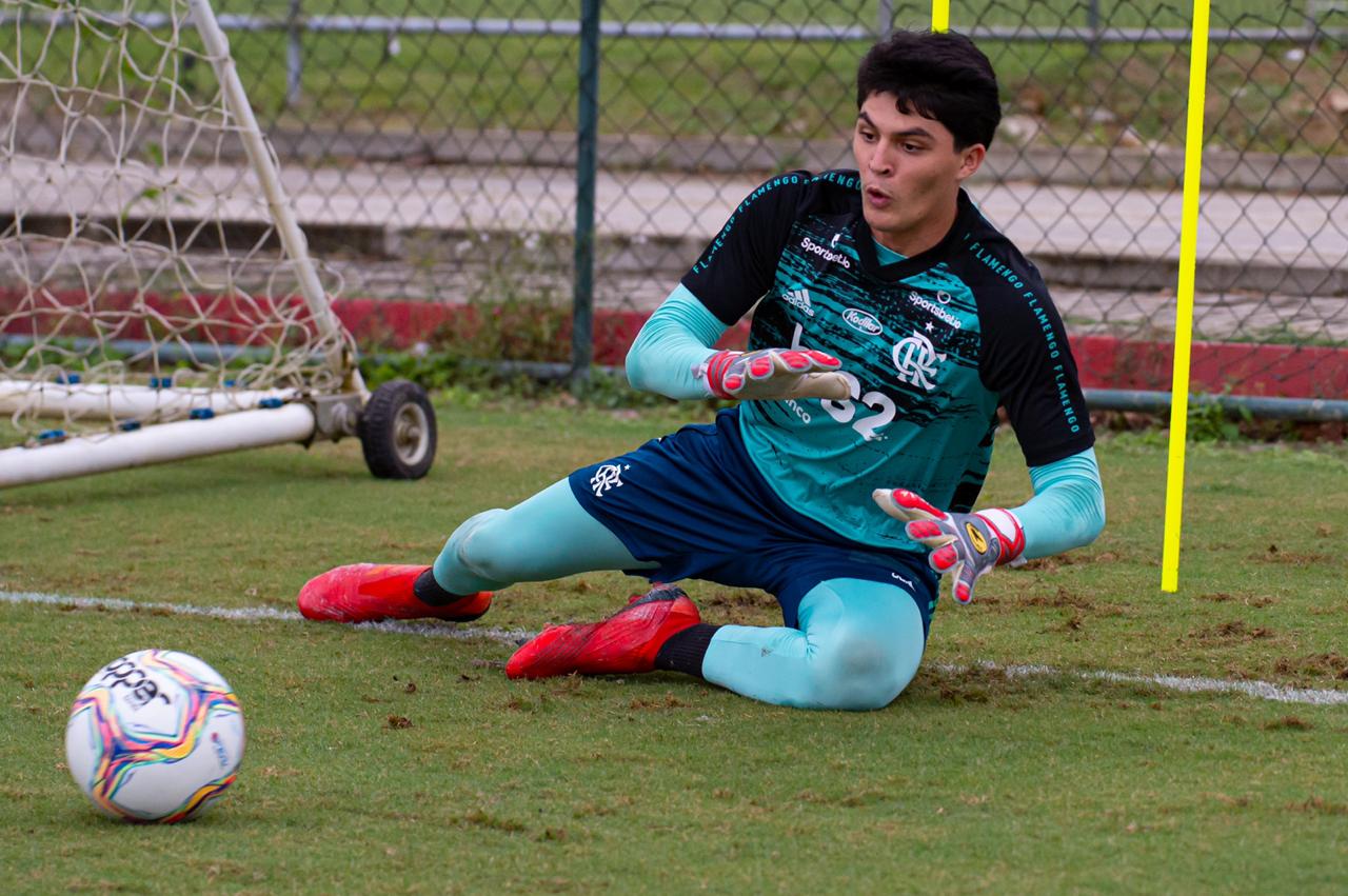 Flamengo Com Aval De Paulo Sousa Defensor Est De Malas Prontas E Deve Deixar O Flamengo