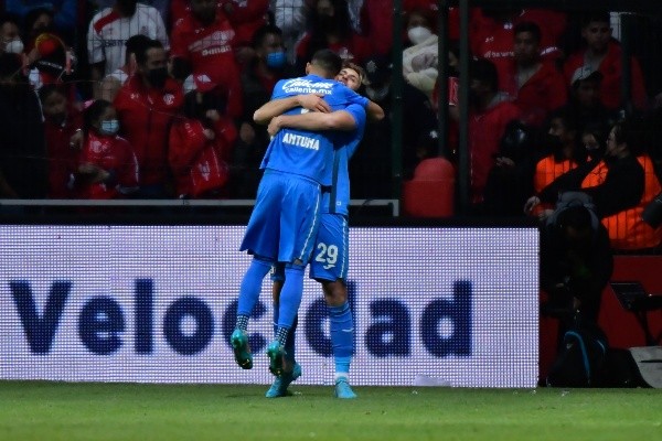 Santiago Giménez y el abrazo de agradecimiento a Uriel Antuna. (Imago7)