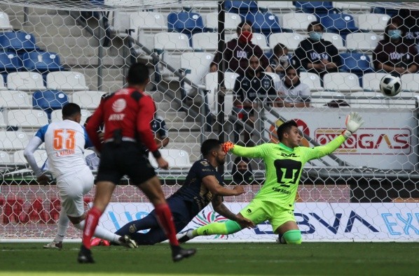 Ramón Pasquel ataja en el estadio BVVA. FOTO: Imago7