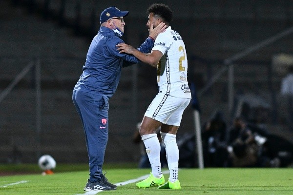 Andrés Lillini y José Rogério festejan un gol. FOTO: Imago7