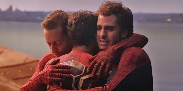 El abrazo de los 3 Spider-Man. Foto: (IMDB)