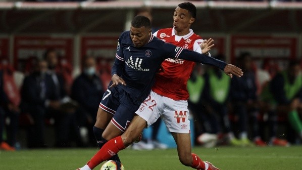 Hugo Ekitike, en un cruce ante Mbappé en un PSG-Reims