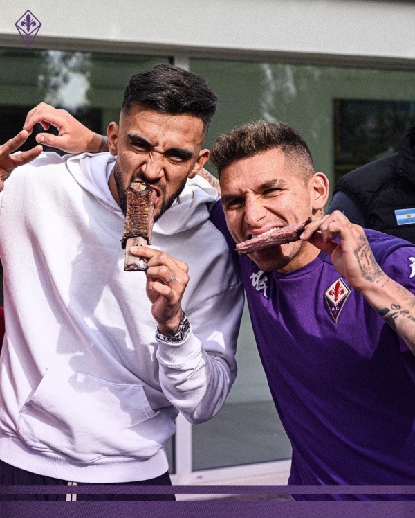 Nicolás González junto a Lucas Torreira durante uno de los momentos de esparcimiento en la concentración de la Fiorentina. @ACFFiorentina