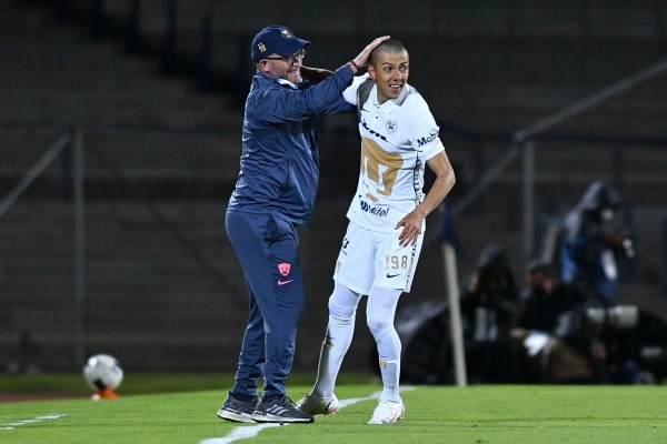 Ruvalcaba festeja con Lillini su debut con gol. FOTO: Imago7