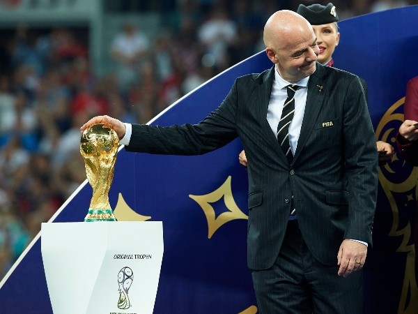 Gianni Infantino con la Copa del Mundo.