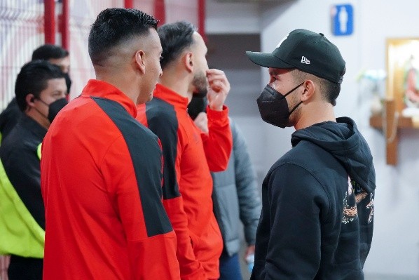 Leo acompañó al plantel desde afuera vs. Tijuana (Imago 7)