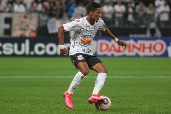 Foto: Marcello Zambrana/AGIF | Pedrinho foi revelado pelo Corinthians