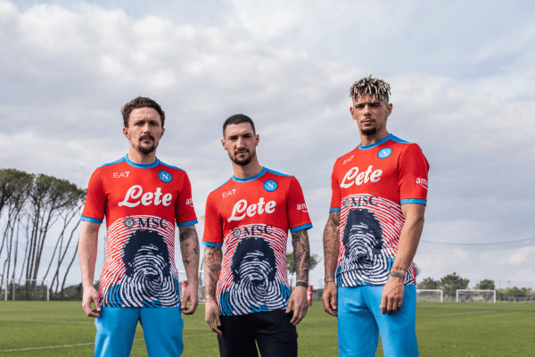 Napoli y su cuarta camiseta en homenaje a Diego Maradon (Club Napoli)