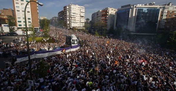 Fans del Real Madrid recibiendo al bus del equipo.