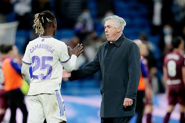 Ancelotti felicitando a Camavinga. Getty.