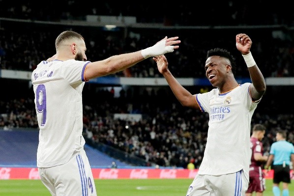 Vinicius Jr festeja con Benzema