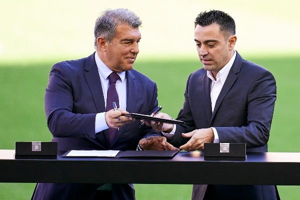 Joan Laporta y Xavi Hernández en el Camp Nou: Getty