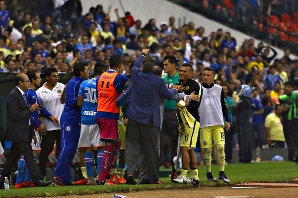Tomás Boy festejó el gol de Cruz Azul ante los jugadores del América. (Imago7)