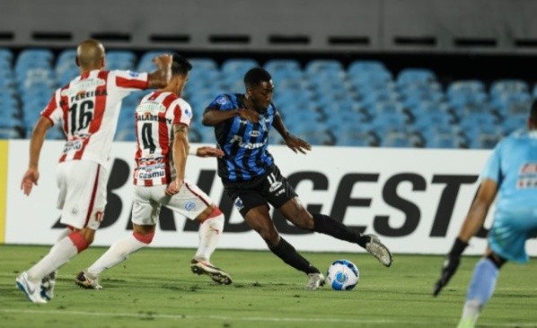 River Plate y Liverpool en acción. Conmebol.