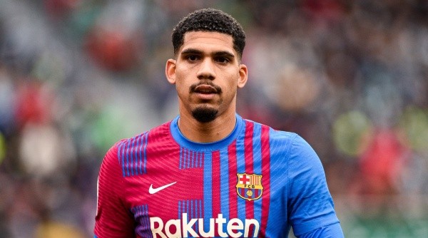 Ronald Araújo quiere seguir en Barcelona, pero pretende una mejor renovación